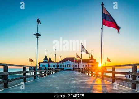 Pier Ahlbeck, restaurant, Sunrise, station balnéaire Ahlbeck, Usedom, Mecklenburg-Poméranie occidentale, Allemagne Banque D'Images