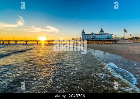 Pier Ahlbeck, restaurant, plage, lever du soleil, station balnéaire Ahlbeck, Usedom, Mecklenburg-Poméranie occidentale, Allemagne Banque D'Images