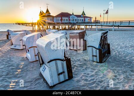 Pier Ahlbeck, restaurant, chaises de plage, lever du soleil, station balnéaire Ahlbeck, Usedom, Mecklenburg-Vorpommern, Allemagne Banque D'Images