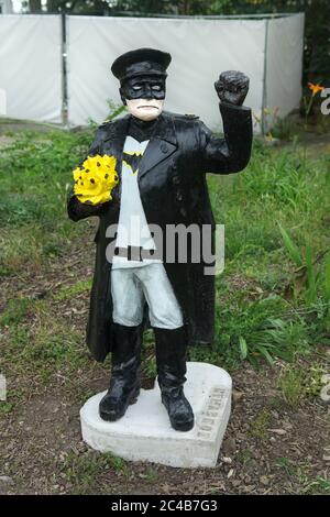 Statue en béton de couleur du commandant militaire soviétique Ivan Konev peinte comme Batman installé dans la rue Koněvova dans le district de Žižkov à Prague, République tchèque, photographiée le 24 juin 2020. Douze statues du maréchal soviétique controversé conçues par les artistes tchèques Tomáš Vrána, Martina Minařík Pavelková et Václav Minařík ont été installés temporairement à l'occasion du Festival du paysage dans différents endroits de la rue Koněvova, du nom d'Ivan Konev qui était un commandant du 1er Front ukrainien de l'Armée rouge qui a assisté à la libération de Prague au cours des derniers jours du monde Guerre II Banque D'Images