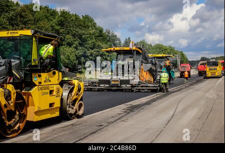 La construction de routes, les finisseurs et les rouleaux utilisent de l'asphalte à la chuchote, la réhabilitation de l'autoroute A3 entre les jonctions Kaiserberg Banque D'Images