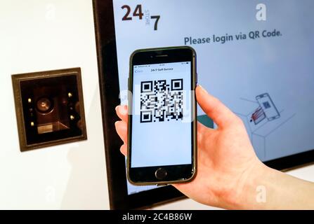 Paiement mobile avec téléphone mobile et QR Code, lecteur de QR Code dans la Boutique urbaine du stand de Wanzl, salon Euroshop, Düsseldorf, Nord Banque D'Images