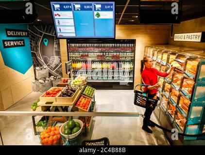 Supermarché du futur, achats intelligents et sans espèces via code d'accès autorisation avec code QR dans le magasin urbain 24/7, paiement mobile avec mobile Banque D'Images