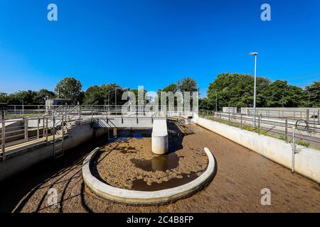 Traitement des eaux usées dans l'usine de traitement des eaux usées de Voerde, Basse-Rhin, Rhénanie-du-Nord-Westphalie, Allemagne Banque D'Images