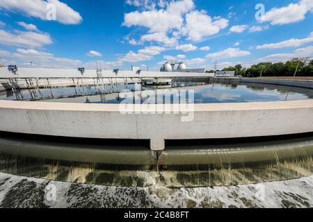 Traitement des eaux usées dans la nouvelle usine de traitement des eaux usées Emschermuendung KLEM, dans le premier clarificateur de l'usine de traitement, les eaux usées sont Banque D'Images