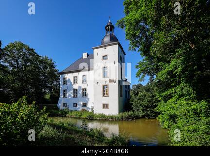 Le château de Voerde, aujourd'hui le bureau d'enregistrement et un restaurant sont situés dans le bâtiment, Voerde, Basse-Rhin, Rhénanie-du-Nord-Westphalie Banque D'Images