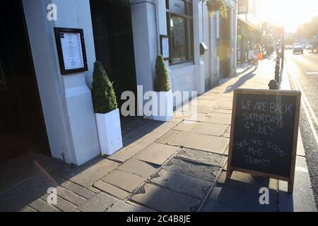 Un pub avec un panneau à l'extérieur indiquant à ses clients qu'ils seront de retour le 4 juillet près de Stamford Bridge à Londres où Chelsea joue à Manchester City dans le match de la Premier League. Banque D'Images
