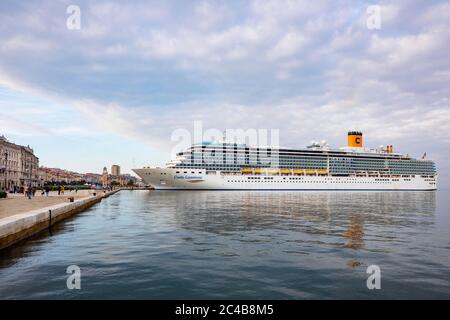 Promenade, vue panoramique de la Riva del Mandracchio au bateau de croisière dans le port, Trieste, Golfe de Trieste, Friuli Venezia Giulia, Italie Banque D'Images