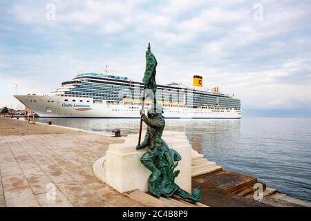 Promenade, vue panoramique de la Riva del Mandracchio au bateau de croisière dans le port, Trieste, Golfe de Trieste, Friuli Venezia Giulia, Italie Banque D'Images