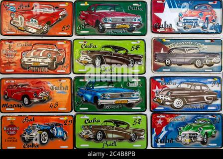 Plaques de style rétro de voitures classiques américaines dans une boutique de souvenirs, domaine de Manaca-Iznaga, Valle de los Ingenios, Cuba Banque D'Images