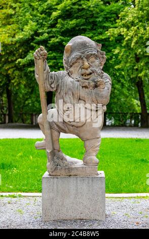 Nain avec bêche, jardin nain, jardin nain dans le jardin Mirabell, Salzbourg, Autriche Banque D'Images