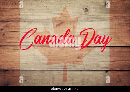 Drapeau du Canada sur fond de bois avec le texte Fête du Canada. Grafles avec un drapeau. Relatif au 1er juillet. Toile de fond, design ou bannière rustique. Tex rustique Banque D'Images