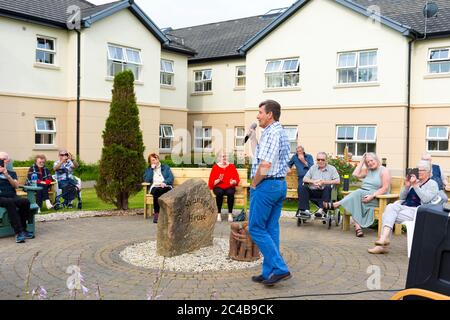 Ardara, Comté de Donegal, Irlande. 25 juin 2020. Le célèbre chanteur Daniel O’Donnell a fait aujourd’hui une visite surprise au St. Shanaghan House abrité Housing dans le village. Il a chanté plusieurs de ses chansons bien connues à l'extérieur du complexe d'appartements à des applaudissements rapaces de résidents, dont beaucoup sont en isolement cellulaire depuis des mois en raison de la pandémie de Covid-19. Daniel O’Donnell est un natif du comté de Donegal né à Dungloe en 1961, ce qui le rend maintenant âgé de 59 ans. Banque D'Images