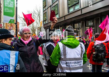 LONDRES/ANGLETERRE – FÉVRIER 22 2020 : extinction les manifestants de la rébellion durant le 2020 février mars avec l'avenir des parents 4 Banque D'Images