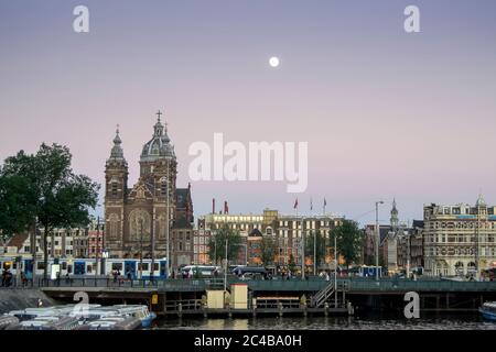 Amsterdam, pays-Bas - 30 juin 2015. Centre-ville animé d'Amsterdam au coucher du soleil. Amsterdam est une destination populaire pour les touristes de partout dans le pays Banque D'Images