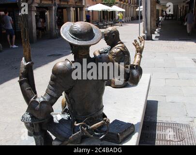 Sculpture en bronze de Don Quichotte et Sancho Panza assis devant la maison et lieu de naissance de Miguel de Cervantes auteur du célèbre roman Banque D'Images