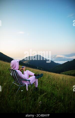 jeune femme buvant du café et appréciant un paysage de montagne incroyable Banque D'Images