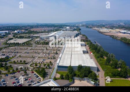 Vue aérienne du centre commercial et du parc commercial Intu Braehead à côté de River Clyde à Glasgow, en Écosse, au Royaume-Uni Banque D'Images