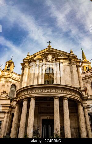 Eglise catholique Santa Maria della Pace, à Rome, dans le quartier de Ponte, près de la Piazza Navona. Les montagnes apporteront la paix au peuple; et Banque D'Images