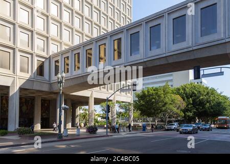 Los Angeles, Californie, Etats-Unis- 11 juin 2015 : bâtiments modernes et élégants du centre-ville de Los Angeles. Banque D'Images