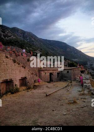 Ancienne ruine sur le sommet d'une colline à Kotor Banque D'Images