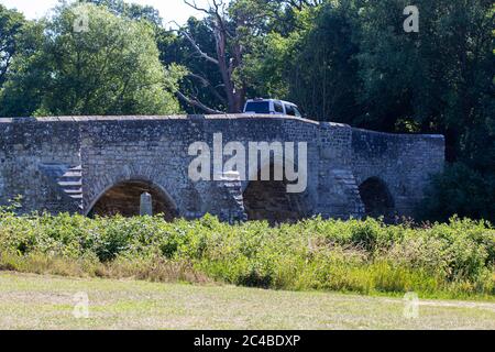 Le pont de Tiston traverse la rivière Medway reliant le parc national de Tiston et le parc national de West Farleigh.Tiston Bridge. Kent. ROYAUME-UNI Banque D'Images