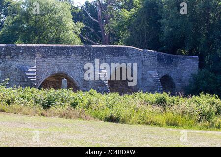 Le pont de Tiston traverse la rivière Medway reliant le parc national de Tiston et le parc national de West Farleigh.Tiston Bridge. Kent. ROYAUME-UNI Banque D'Images