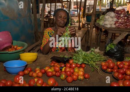 La stalle de légumes au marché de dapaong, togo Banque D'Images