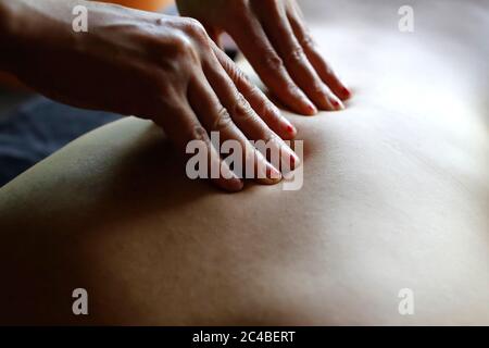 Woman receiving massage sur table de massage spa Banque D'Images