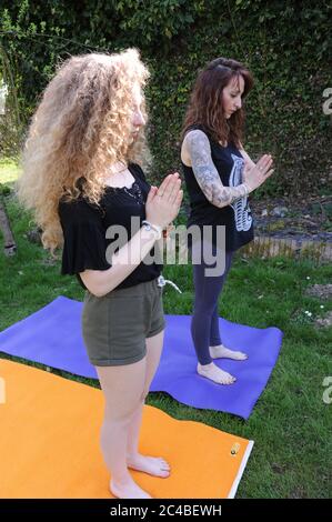 Pratique du yoga, méditation pour les adolescents à mieux vivre l'isolement Banque D'Images