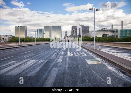 Le pont vide Charles de Gaulle menant à la Gare de Lyon pendant la détention liée à la crise sanitaire du coronavirus. Banque D'Images