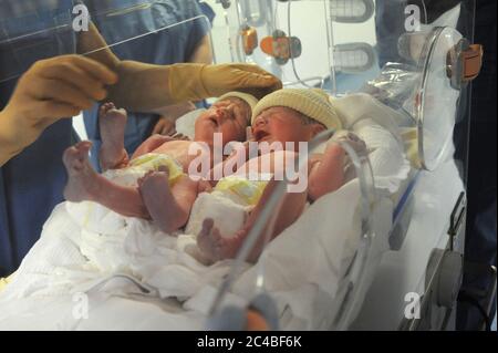 Rapport à l'hôpital de maternité d'Abbeville, département de la somme. Naissance de jumeaux par césarienne. Les jumeaux placés dans l'incubateur sont pris Banque D'Images