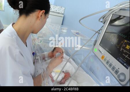 Rapport à l'hôpital de maternité d'Abbeville, département de la somme. Naissance de jumeaux par césarienne. Les jumeaux placés dans l'incubateur sont pris Banque D'Images