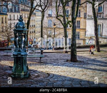 Paris, France, février 2020, vue sur une fontaine Wallace sur la place Emile-Goudeau au coeur du quartier de Montmartre Banque D'Images