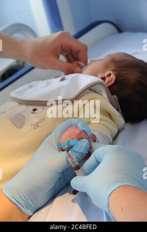 Rapport à l'hôpital de maternité d'Abbeville, département de la somme. Test sanguin réalisé sur un nouveau-né. Banque D'Images