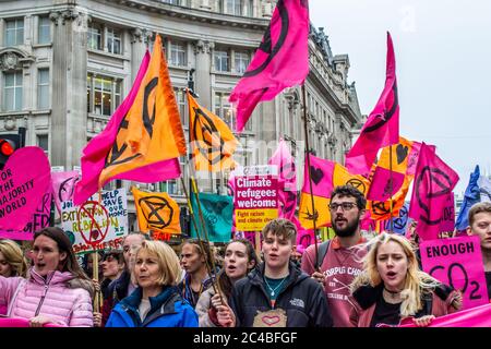 LONDRES/ANGLETERRE – FÉVRIER 22 2020 : extinction les manifestants de la rébellion durant le 2020 février mars avec l'avenir des parents 4 Banque D'Images