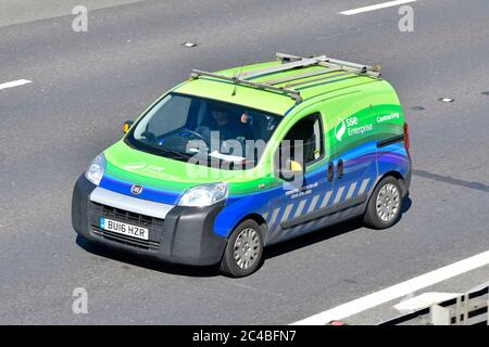 Vue latérale et avant aérienne de SSE plc Energy Company filiale d'Enterprise sous-traitant l'activité Fiat van and driver équipé d'une galerie de toit autoroute britannique Banque D'Images