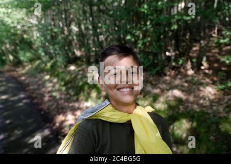 garçon de 14 ans marchant dans une forêt à eure, france Banque D'Images