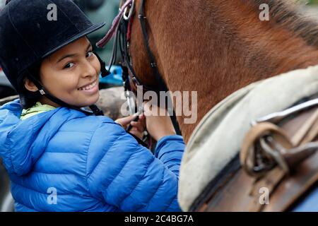 Adolescent préparant un poney à beaumesnil, france Banque D'Images