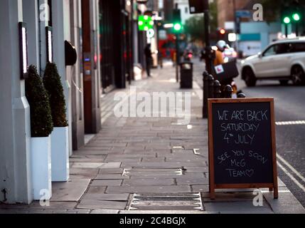 Un pub avec un panneau à l'extérieur indiquant à ses clients qu'ils seront de retour le 4 juillet près de Stamford Bridge à Londres où Chelsea joue à Manchester City dans le match de la Premier League. Banque D'Images