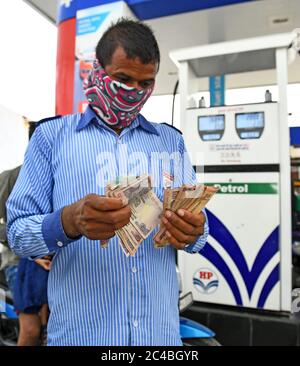 Beawar, Inde. 25 juin 2020. Un employé travaille dans une station-service pendant Unlock 1.0, car le prix du carburant a continué à augmenter, à Beawar, en Inde, le 25 juin 2020. Les prix de l'essence et des produits de consommation ont augmenté quotidiennement depuis quelques jours. Le prix de l'essence au Rajasthan est aujourd'hui de RS 90.38 le litre. (Photo de Sumit Saraswat/Pacific Press/Sipa USA) crédit: SIPA USA/Alay Live News Banque D'Images