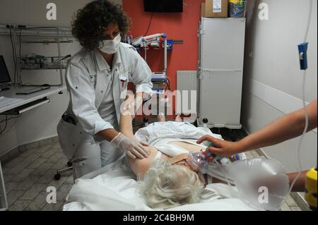 Soutien des pompiers du département 80 et des équipes du SMUR d'Abbeville, médecin urgentiste, infirmière accréditée d'État anesthésiste (IADE) et par Banque D'Images