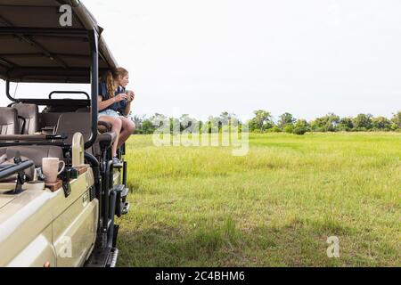 Fille de 13 ans en véhicule safari, Botswana Banque D'Images