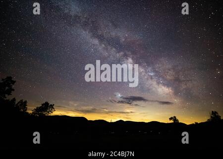 Vue sur les étoiles de la galaxie de la voie lactée depuis les montagnes Adirondack, NY USA Banque D'Images