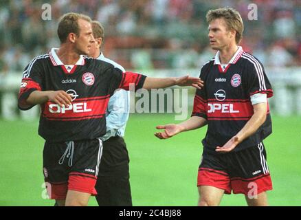 Stadion am Boekelberg Moenchengladbach Allemagne 6.8.1997, football: Saison Bundesliga 1997/98, Borussia Moenchengladbach (BMG) vs FC Bayern Munich (FCB) 1:1 — Mario BASLER (FCB), Thomas HELMER (FCB) Banque D'Images