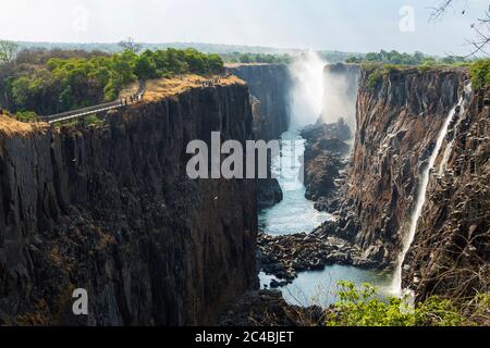 Victoria Falls vue du côté zambien, gorge profonde avec des côtés verticaux, cascade avec torrents d'eau blanche. Banque D'Images