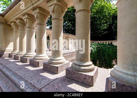 Balustrades d'une structure architecturale en pierre de style baroque. Banque D'Images