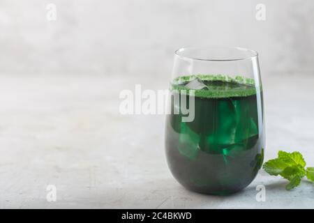 Boisson verte préparée avec une seule chlorelle d'algues vertes en cellules. Détox superfood dans le verre avec espace de copie Banque D'Images