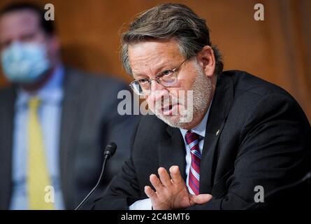 Washington, États-Unis d'Amérique. 25 juin 2020. Le sénateur américain Gary Peters (démocrate du Michigan), membre du comité du Sénat américain sur la sécurité intérieure et les affaires gouvernementales, pose des questions lors d'une audience de surveillance examinant le CBP (US Customs and Border protection) sur Capitol Hill à Washington, États-Unis, le 25 juin 2020. Crédit : Alexander Drago/Pool via CNP | usage Worldwide crédit : actualités en direct de dpa/Alay Banque D'Images