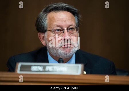 ÉTATS-UNIS - JUIN 25 : le sénateur Gary Peters, D-Mich., membre du rang, pose une question à Mark A. Morgan, commissaire par intérim des douanes et de la protection des frontières des États-Unis, lors de l'audience du Comité sénatorial de la sécurité intérieure et des affaires gouvernementales intitulée ìCBP Oversight: Examen des défis en évolution de l'Agence, Î dans l'édifice Dirksen du Sénat le jeudi 25 juin 2020.(photo de Tom Williams/CQ Roll Call/POOL) | utilisation dans le monde entier Banque D'Images